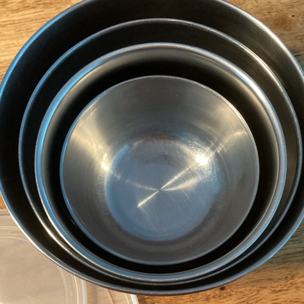 Mixing bowls with lids and food grader - Picture 2 of 7